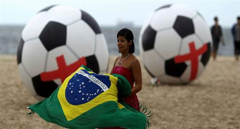 «كرات عملاقة على الشاطىء».. آخر أشكال الاحتجاج ضد نفقات المونديال